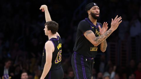 La hazaña se logró en el intermedio del juego entre Lakers y Raptors.
