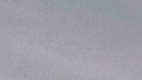 Soldados de la Guardia Nacional de Texas instalan más alambre de púas a lo largo del Río Grande en Eagle Pass.