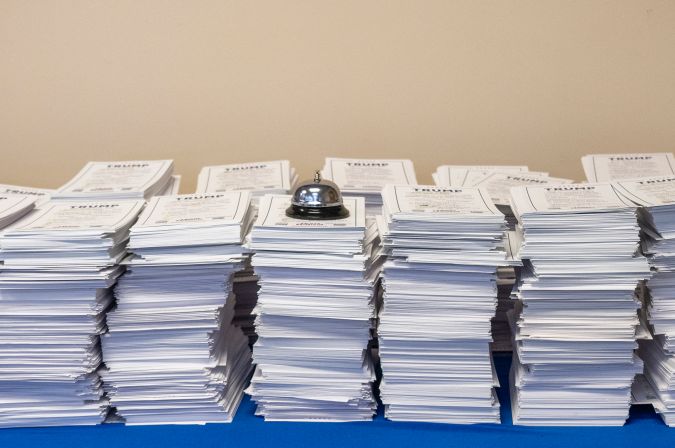 Los formularios de "Compromiso con el Caucus" se encuentran en una mesa en la sede de campaña de Donald Trump en Urbandale, Iowa, el 13 de enero de 2024.