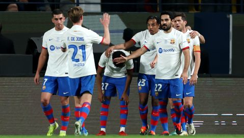 Jugadores del Barcelona celebran el primer tanto del equipo en el partido contra Osasuna.