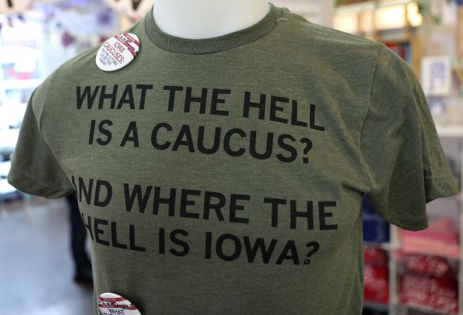 Mercancía con temática del caucus se exhibe en Des Moines, Iowa.
