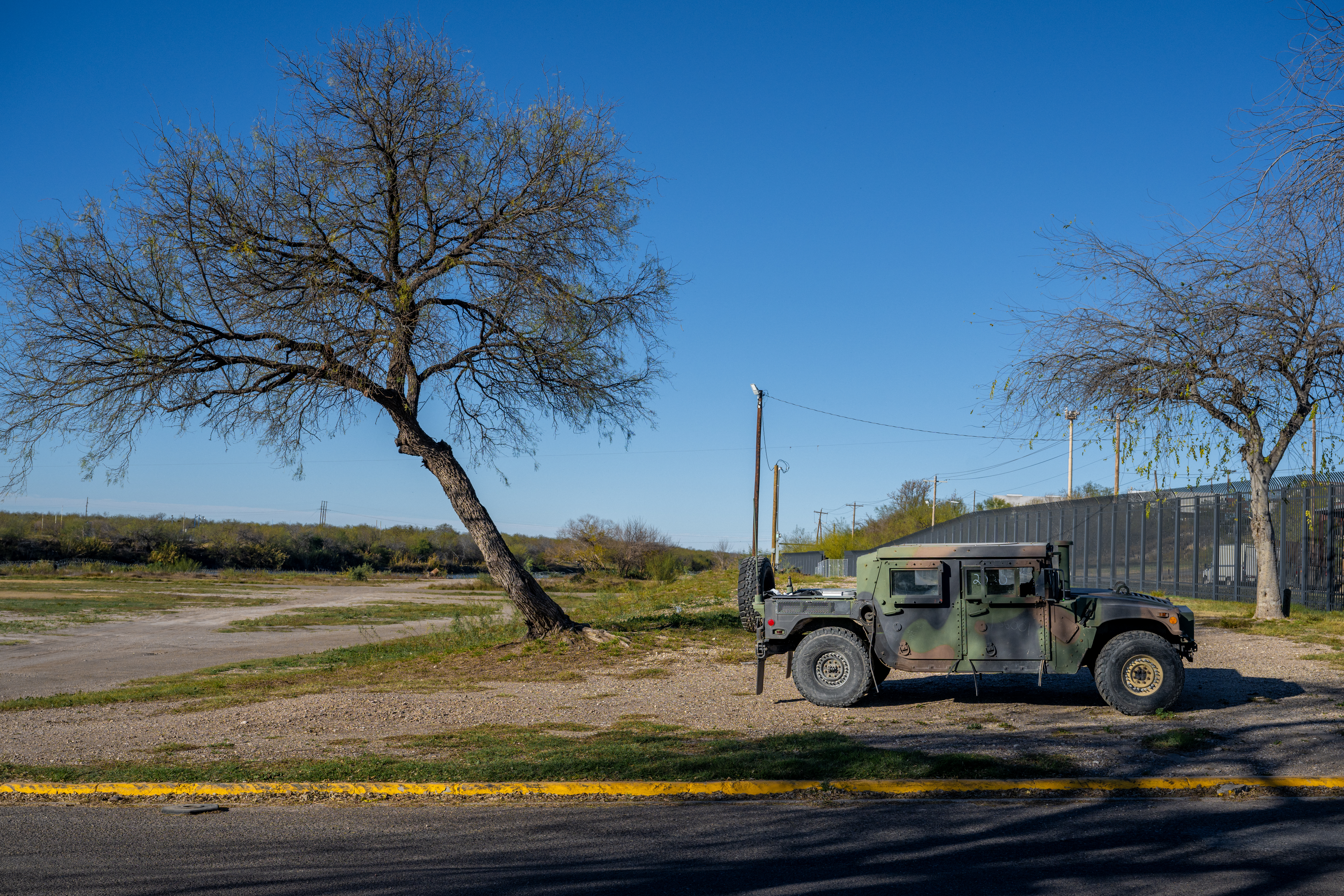 La Guardia Nacional de Texas continúa el bloqueo y vigilancia en Eagle Pass e impide el acceso de agentes de la Patrulla Fronteriza.