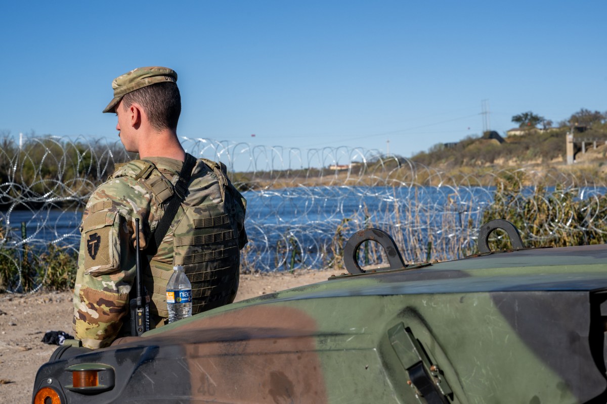 La Guardia Nacional de Texas continúa bloqueando el acceso a la frontera de los agentes de CBP.