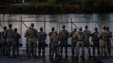 El estado de Texas tomó control de la frontera de Estados Unidos en Eagle Pass.