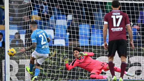 El portero mexicano Guillermo "Memo" Ochoa no pudo evitar la anotación de Matteo Politano que encaminó el triunfo al Nápoles.