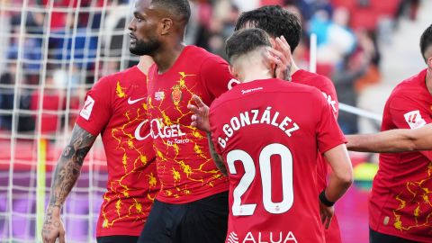 El canadiense Cyle Larin celebrando su anotación con el uruguayo Giovanni González.