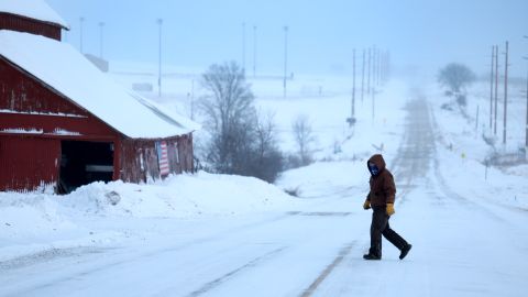 25 estados en alerta por ola de frío ártico que ha dejado vuelos cancelados y a miles sin electricidad