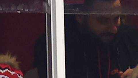 Taylor Swift lució una chamarra roja adornada con el número 87 de Travis Kelce en el pecho.