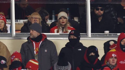 Taylor Swift lució una chamarra roja adornada con el número 87 de Travis Kelce en el pecho.