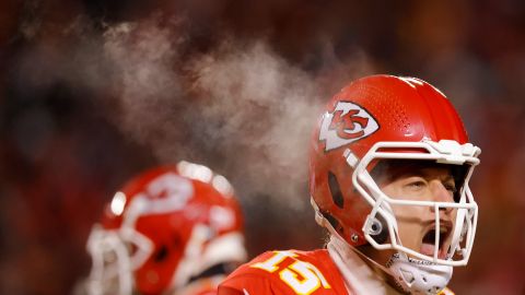 Patrick Mahomes tuvo una noche sólida a pesar de jugar abajo de más de 20 grados.