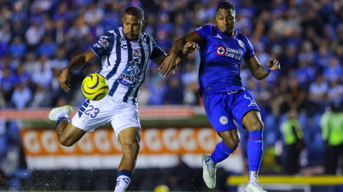 MEXICO CITY, MEXICO - JANUARY 13: Jose Salomon Rondon of Pachuca fights for the ball with Willer Ditta of Cruz Azul during the 1st round match between Cruz Azul and Pachuca as part of the Torneo Clausura 2024 at Estadio Ciudad de los Deportes on January 13, 2024 in Mexico City, Mexico. (Photo by Agustin Cuevas/Getty Images)