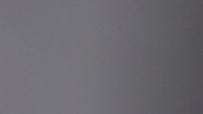 Zayn compartió una imagen de una de sus zapatillas blancas con marcas negras de neumáticos en la parte superior.