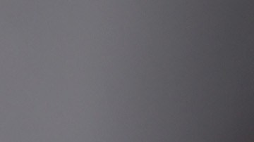 Zayn compartió una imagen de una de sus zapatillas blancas con marcas negras de neumáticos en la parte superior.