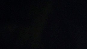 Lionel Messi cobra un tiro de esquina ante la expectación del público en el Estadio Cuscatlán.