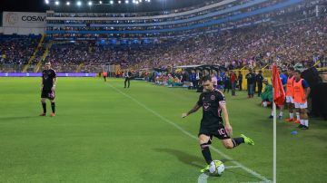 Lionel Messi cobra un tiro de esquina ante la expectación del público en el Estadio Cuscatlán.
