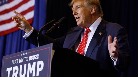 Donald Trump hablando durante un mitin de campaña el 19 de enero de 2024 en Concord, New Hampshire