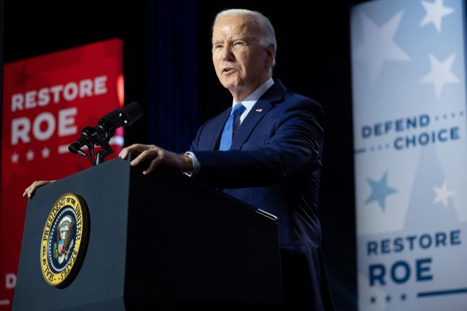 El presidente Biden durante un mitin de campaña para restaurar Roe en Manassas, Virginia.