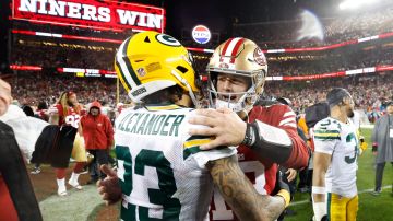 Brock Purdy (der.), quarterback de los 49ers, es felicitado por Jaire Alexander, defensivo profundo de los Packers.