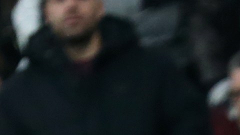 El árbitro principal revisando en el VAR el gol de Vinícius Júnior que terminó validando.