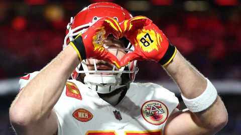 Travis Kelce de los Kansas City Chiefs celebra tras anotar un touchdown de 22 yardas contra los Buffalo Bills.