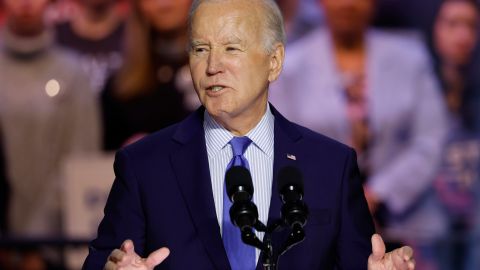 Biden realizó eventos de campaña en Virginia mientras sus seguidores en New Hampshire lo incluían en la boleta.