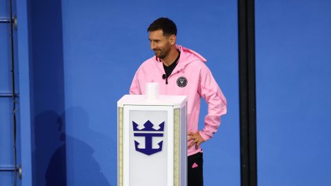 Messi ofrece unas palabras a bordo del crucero más grande del mundo.
