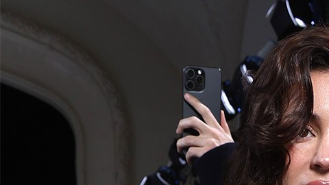 Kylie Jenner optó por exhibir su tono moreno natural con un recogido suelto.
