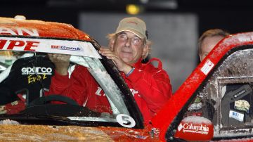 René Metge posa en el Rally Dakar durante el 2004.