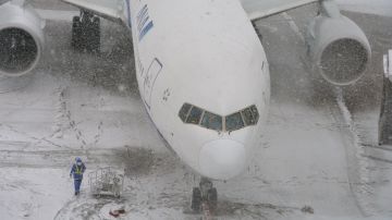 Dos aviones de pasajeros chocan en un aeropuerto japonés