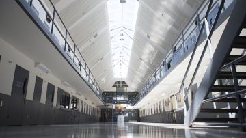 Dos reclusos peligrosos, incluido uno acusado de asesinato, escaparon de una cárcel en Arkansas