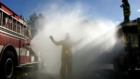 VIDEO: Camión de bomberos protagoniza accidente al perder control en calle con hielo en Missouri