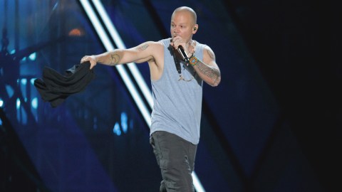 Residente recorre su juventud y sus años con Calle 13 junto a Visitante, en nuevo tema.