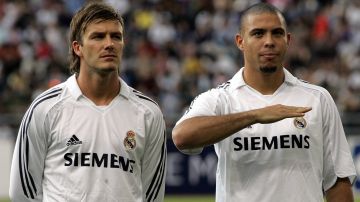 BANGKOK, THAILAND: Real Madrid's midfielder David Beckham of England (L) and team-mate Ronaldo Luiz wait for the playing of the national anthems prior to an exhibition match against Thailand in Bangkok, 29 July 2005. Real Madrid defeated Thailand with a score of 3-0. AFP PHOTO/SAEED KHAN (Photo credit should read SAEED KHAN/AFP via Getty Images)