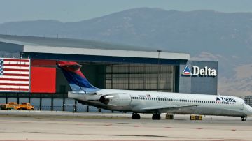 Hombre encontrado muerto dentro del motor de un avión en un aeropuerto de Utah