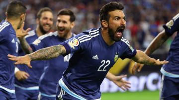 HOUSTON, TX - JUNE 21: Ezequiel Lavezzi #22 of Argentina celebrates scoring a first half goal against the United States during a 2016 Copa America Centenario Semifinal match at NRG Stadium on June 21, 2016 in Houston, Texas. (Photo by Scott Halleran/Getty Images)