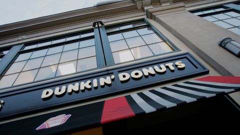 Hombre demanda por $100,000 a cadena Dunkin' tras resultar cubierto de heces y herido por explosión de inodoro