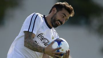 Argentina's midfielder Ezequiel Lavezzi laughs during a training session in Ezeiza, Buenos Aires, on March 21, 2017 ahead of their FIFA World Cup South American qualifier football matches against Chile and Venezuela. / AFP PHOTO / JUAN MABROMATA (Photo credit should read JUAN MABROMATA/AFP via Getty Images)