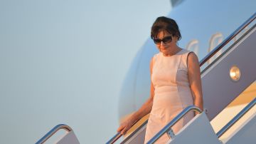 Amalija Knavs, la madre de la exprimera dama Melania Trump, es vista bajando del Air Force One en Maryland, el 11 de junio de 2017.