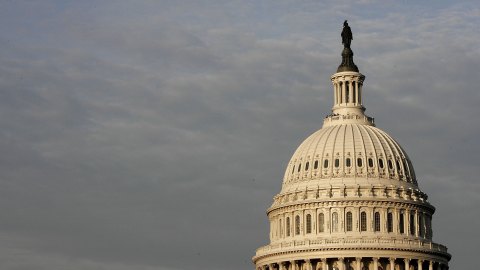Buscan a sujeto que prendió fuego a un hombre en las cercanías del Capitolio de Estados Unidos