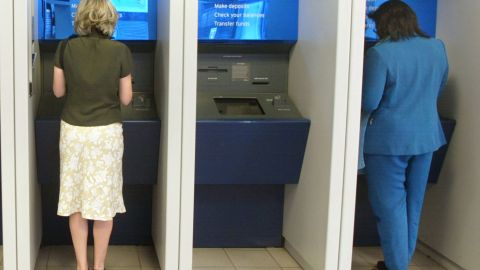 Los bancos obtienen más de $3,500 millones de dólares anuales en cobros por sobregiro.