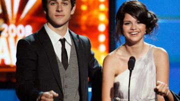 Selena Gomez y David Henrie posaron junto a los nuevos actores de la secuela de Los hechiceros de Waverly Place