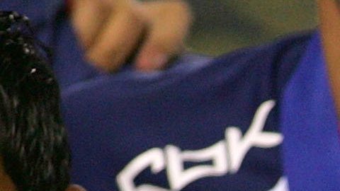 Chicharito Hernádez sostiene uno de los trofeos que ganó con Chivas antes de su paso por Europa y la MLS.