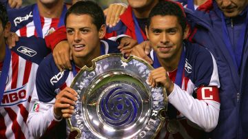 Chicharito Hernádez sostiene uno de los trofeos que ganó con Chivas antes de su paso por Europa y la MLS.