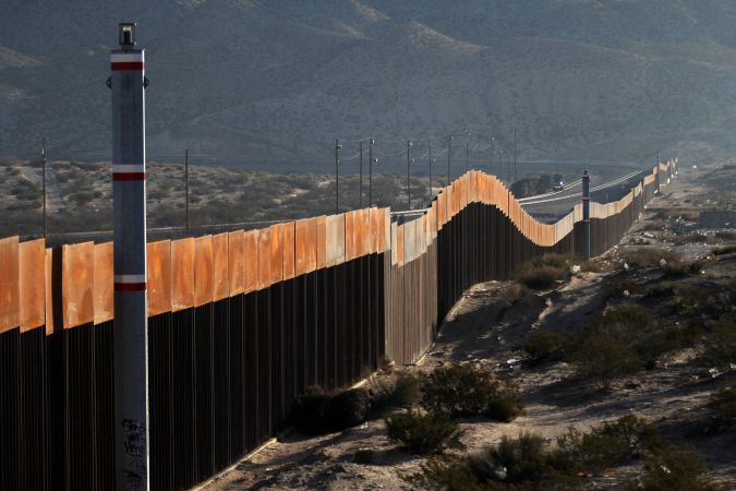 Una migrante murió y otras dos resultaron heridas tras caer el muro fronterizo en Texas
