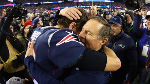 Tom Brady se funde en un abrazo con Bill Belichick.