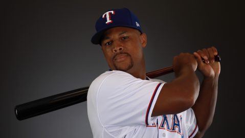 Adrián Beltré posa en 2018 con su casaca de los Texas Rangers. Su nueva casaca será la de Cooperstown.