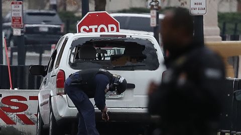 Auto choca contra barrera en la Casa Blanca; conductor es detenido