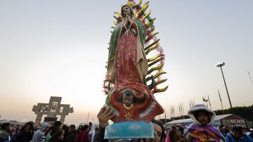 VIDEO: Pastor destruye figura de la Virgen de Guadalupe durante ceremonia y causa polémica en redes