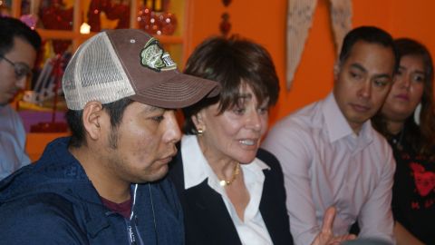 Pedro Romero Pérez, hermano de José Romero, una de las víctimas, junto a la congresista Anna Eshoo y a Julián Castro, director ejecutivo de la Latino Community Foundation. (Fernando A. Torres / La Opinión de la Bahía)