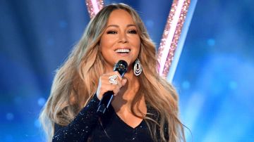 Mariah Carey sorprendió a sus seguidores con un video en un jacuzzi vestida de rojo.